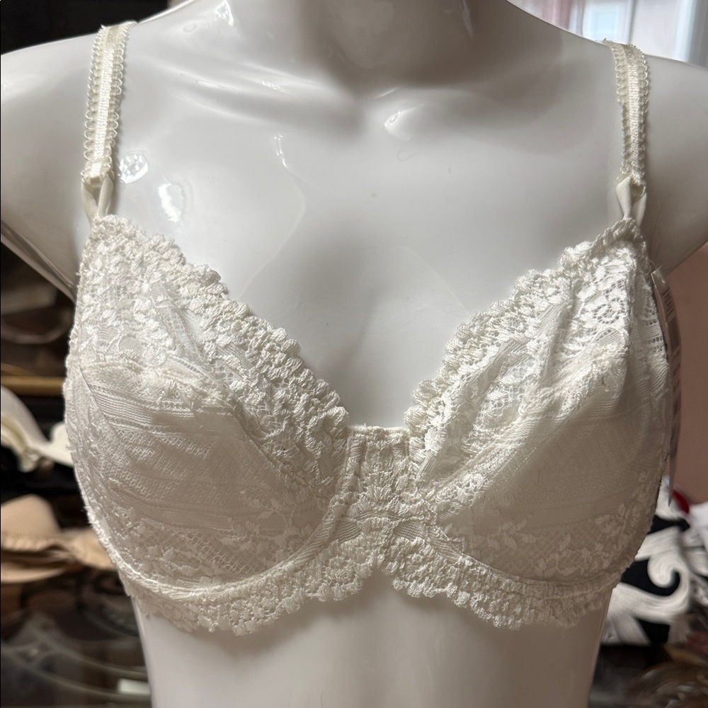 Elegant Lace Underwire Bra - White 32D New